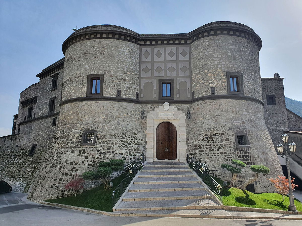 Castello_di_Faicchio Panorama di Faicchio con il Monte Acero sullo sfondo