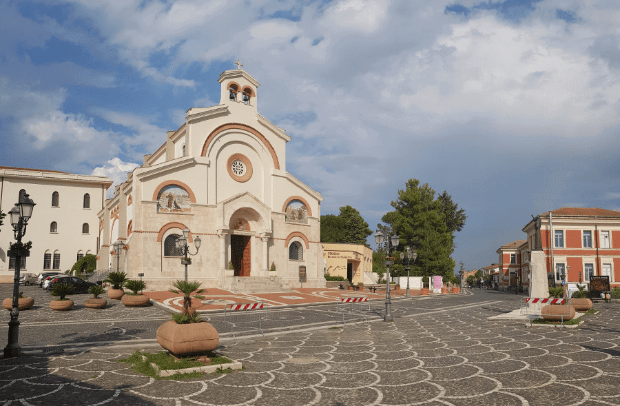Pietrelcina-Piazza Panorama di Pietrelcina con il borgo medievale