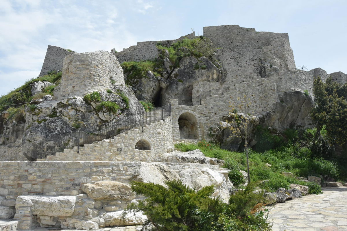 Reino-Castello Panorama di Reino con il castello medievale