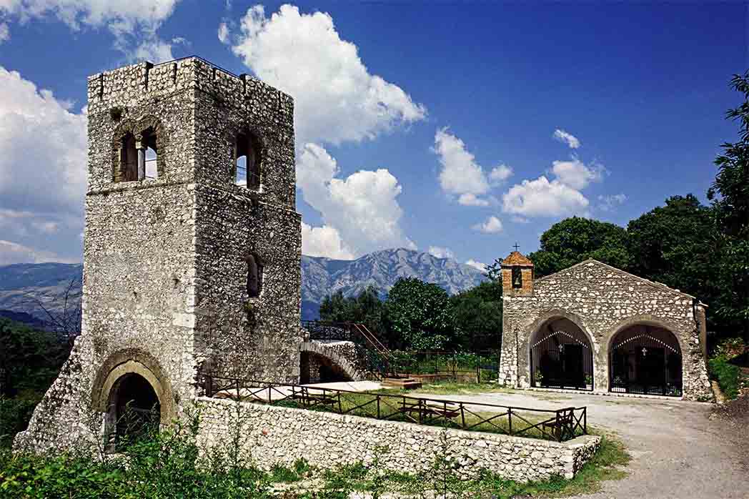 arpaia Panorama di Arpaia con le mura longobarde