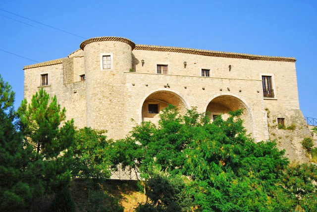 casalduni Panorama di Casalduni con il castello medievale