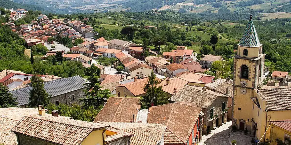 circello Panorama di Circello con il castello sullo sfondo
