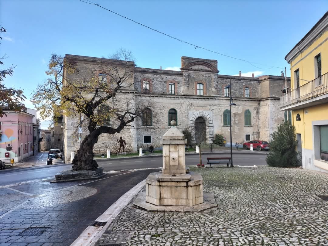 fragneto-monforte Panorama di Fragneto Monforte con il Palazzo Ducale sullo sfondo