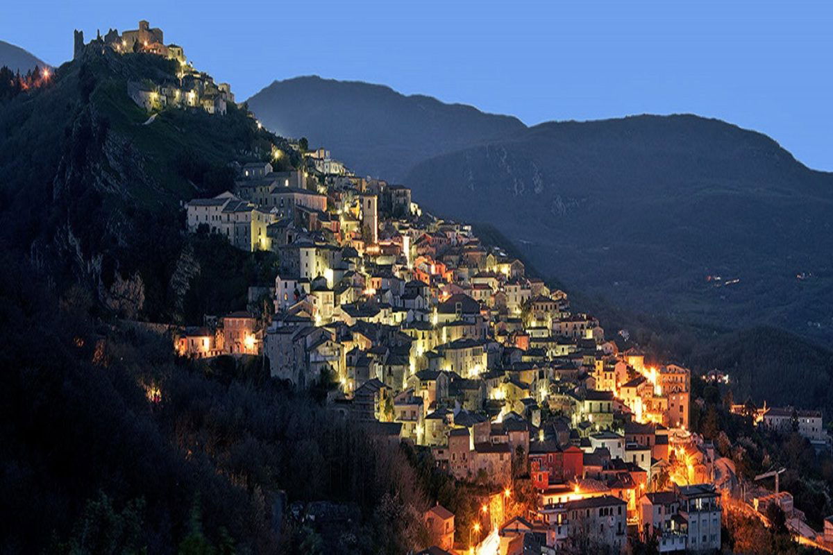 morcone Panorama di Morcone con il castello medievale